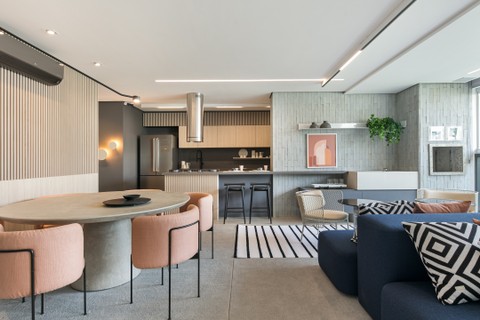 Salas de estar e jantar foram integradas à cozinha neste apê com projeto de autoria de Thaisa Bohrer. A arquiteta misturou, com equilíbrio, pontos de luz direta, como trilhos e rasgos no teto, a pontos direcionáveis e luz indireta, como as arandelas