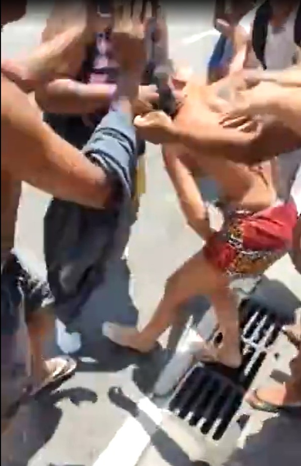 Fãs brigam por lugar em fila para comprar ingressos para show do RBD no Rio — Foto: Reprodução/Redes sociais 