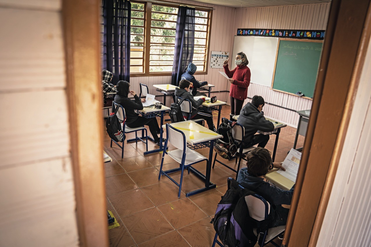 Acima, sala de aula da Escola Estadual de Ensino Fundamental Boqueirão (Foto: Marcelo Curia/Globo Rural)