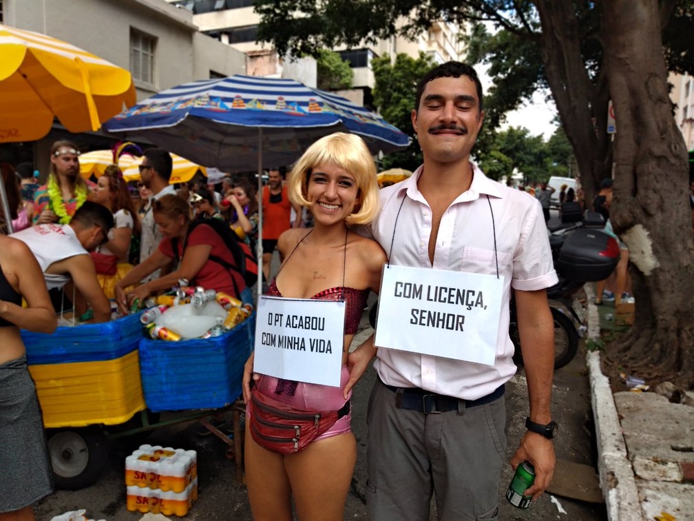 Carnaval 2019 Plaquinha E Legenda Na Fantasia Viram Mania Pelo Pais Fotos Carnaval 2019 G1 Preparamos uma mega postagem com centenas de ideias e frases que você pode usar. carnaval 2019 plaquinha e legenda na