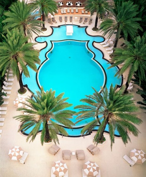 A piscina do hotel Raleigh já foi considerada uma das mais bonitas do mundo (Foto: Raleigh Hotel/ Reprodução)