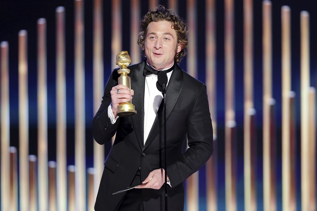 Jeremy Allen White agradece prêmio de melhor ator em série musical ou comédia no Globo de Ouro 2023 — Foto: Rich Polk/NBC via AP