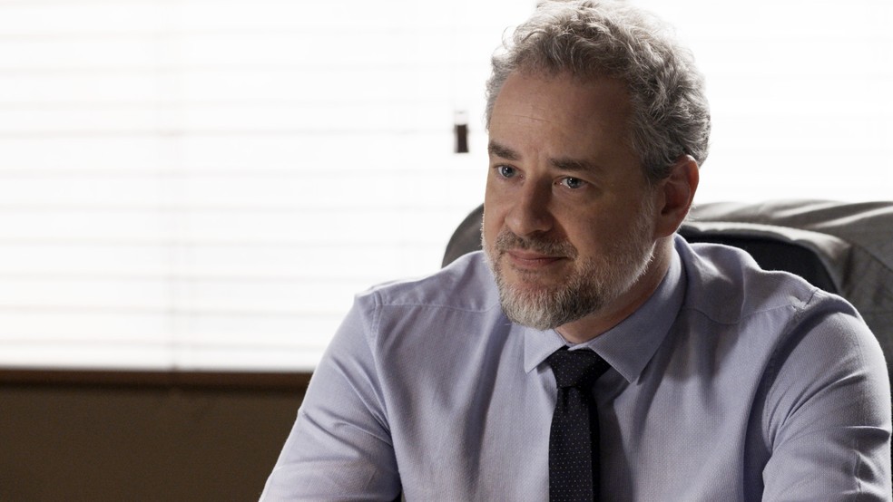 Eugênio se prepara para contar a Joyce sobre a paternidade do bebê de Irene. (Foto: TV GLOBO)