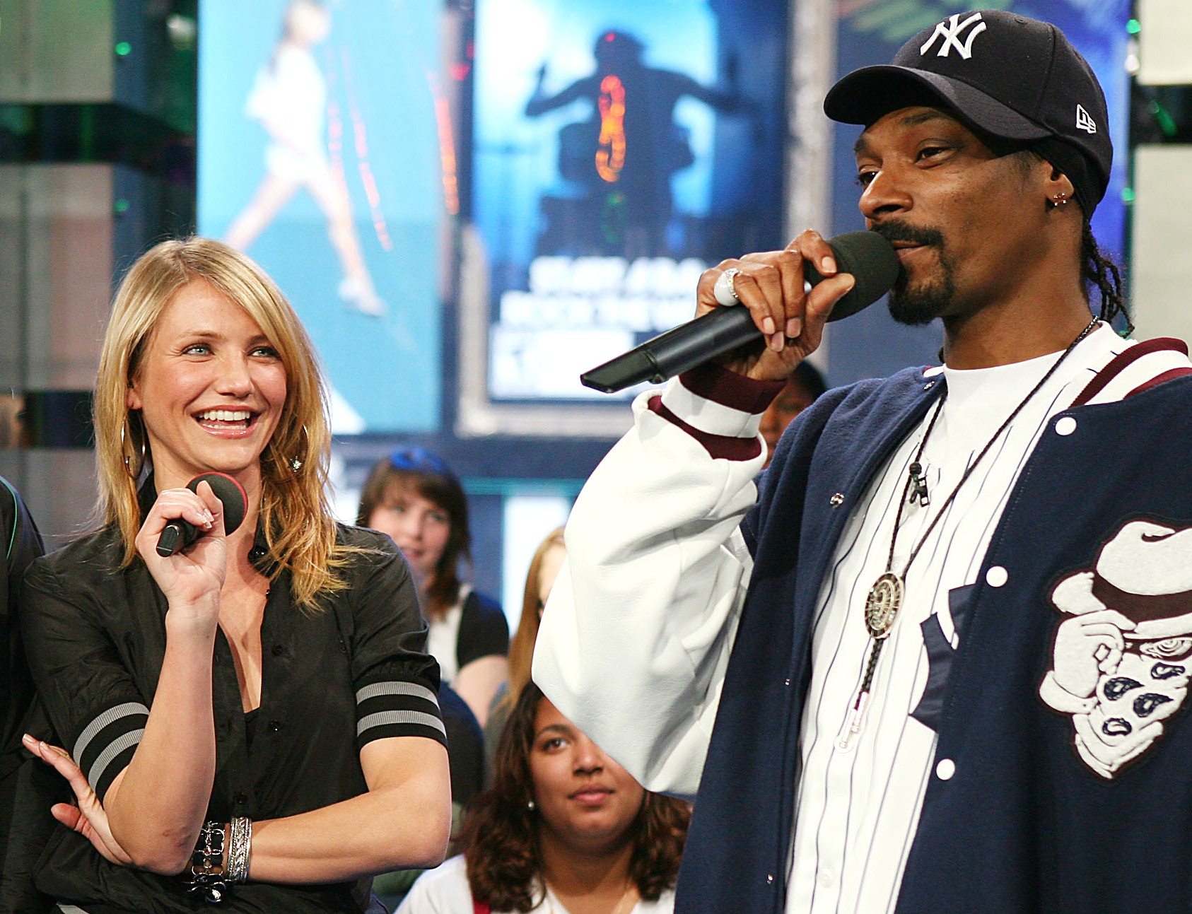 A atriz Cameron Diaz, de 41 anos, e o rapper Snoop Lion (ex-Snoop Dogg), de 42, estudaram juntos no ensino médio e se tornaram amigos na escola. Cameron, aliás, afirma que em algum momento deve ter comprado maconha do músico. (Foto: Getty Images)