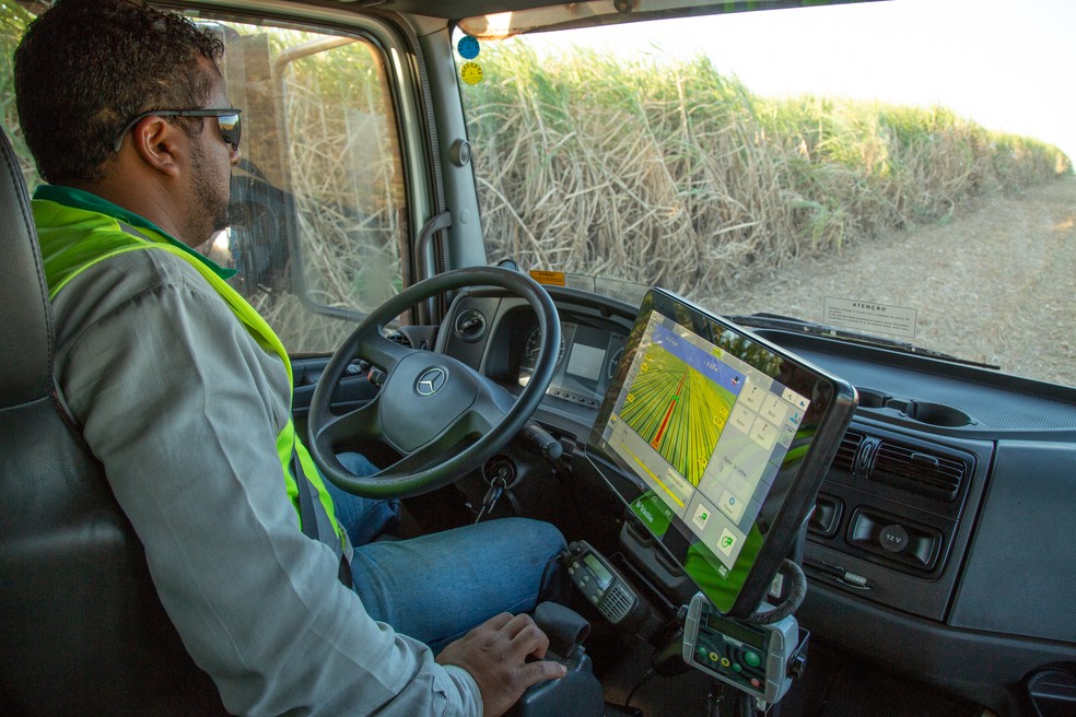 Cabine do Axor 3131: equipamento ainda conta com operador para lidar com possíveis emergencias — Foto: Mercedes-Benz/Divulgação