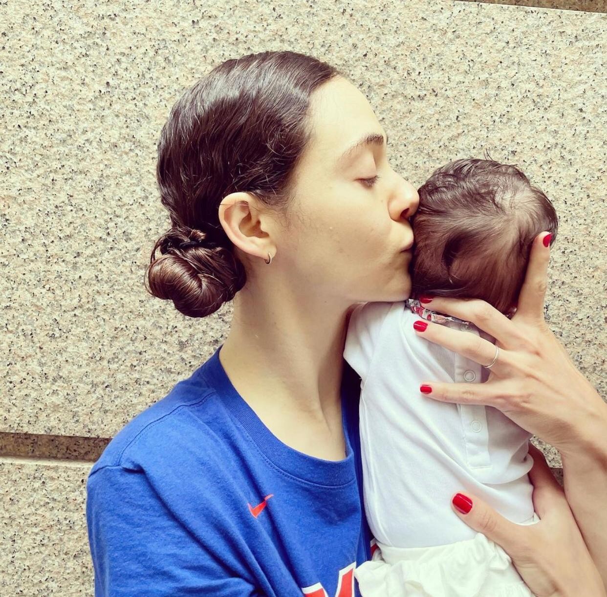 Emmy Rossum com a filha (Foto: Instagram/ Reprodução)