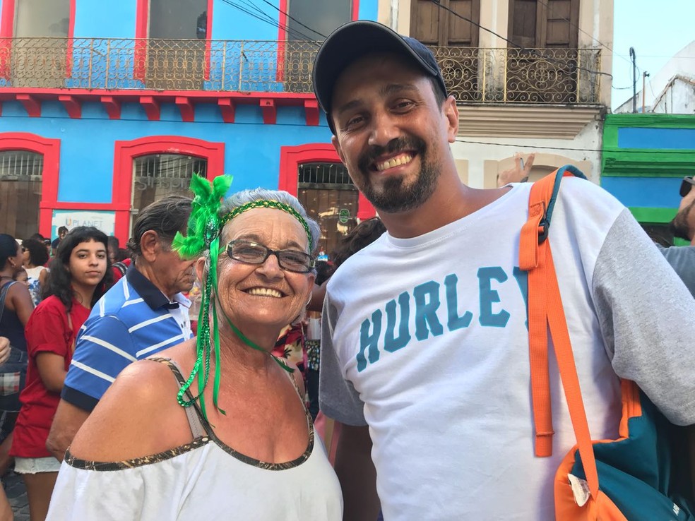 Turistas Robson Antunes e Izabel Zanon contaram que ficaram encantados com o carnaval de Pernambuco (Foto: Thays Estarque/G1)