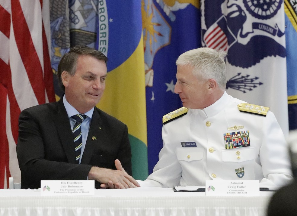 Presidente Jair Bolsonaro e Craig Faller, comandante do Comando Militar do Sul, após assinatura de acordo de cooperação militar entre Brasil e Estados Unidos — Foto: AP Photo/Wilfredo Lee