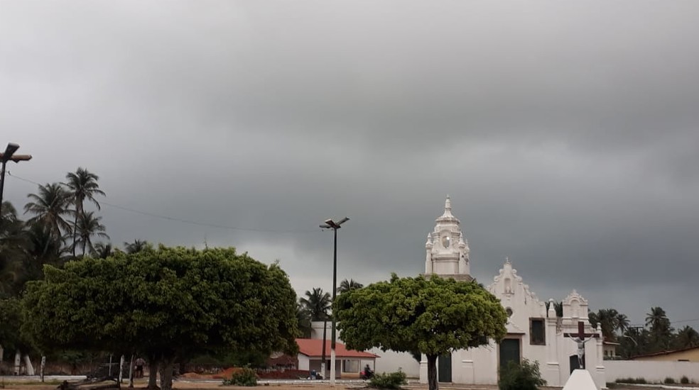 Almofala, em Itarema, Litoral Norte amanheceu com nuvens de chuva.  — Foto: João Ribeiro/Arquivo Pessoal