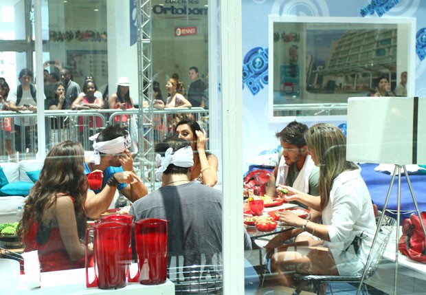 Os confinados almoçam na casa de vidro (Foto: Rafael Jota/Quem Online)