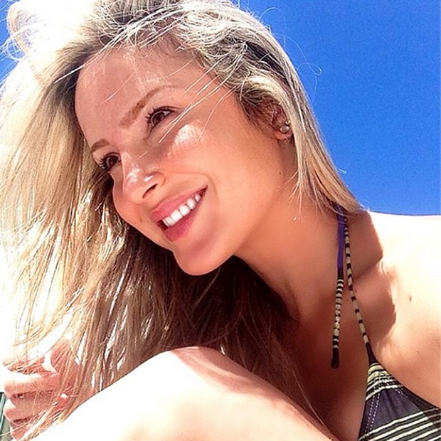 Claudia Leitte relaxa em dia de sol (Foto: Reprodução/Instagram)
