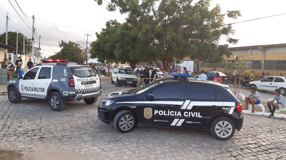 Jovens morreram em frente a uma escola em Parnamirim (RN) — Foto: Sérgio Henrique Santos/Inter TV Cabugi