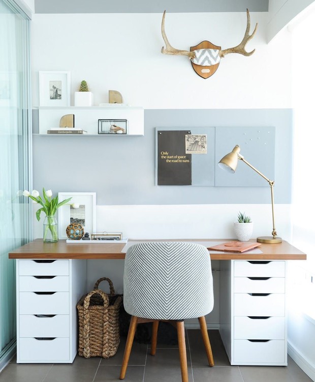Uma parede azul clara dá um efeito moderno e sofisticado ao home office (Foto: Reprodução/Pinterest)