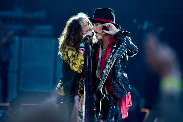 O guitarrista do Aerosmith, Joe Perry, cantando junto com o vocalista do grupo, Steven Tyler (Foto: Getty Images)