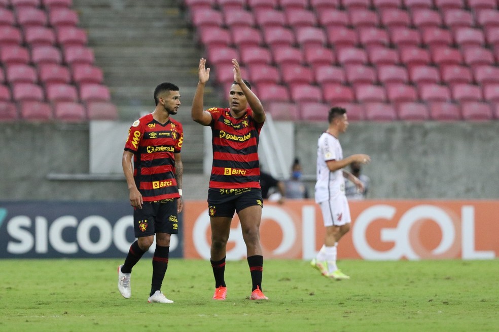 Gustavo e Mikael, após gol do Sport sobre o Athletico, na última rodada da Série A 2021 — Foto: Marlon Costa / Pernambuco Press