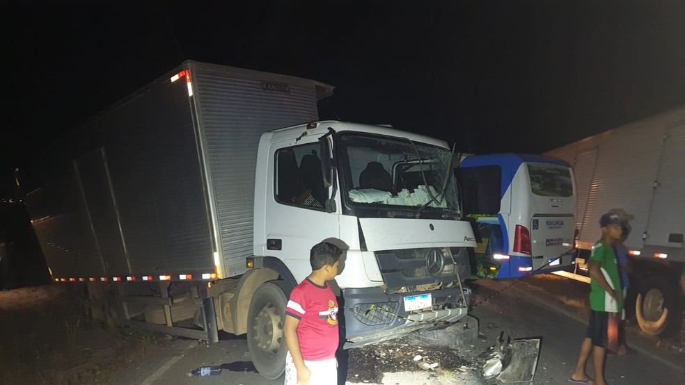 Ao menos 10 pessoas ficam feridas após batida entre micro-ônibus de policlínica e caminhão na Bahia  — Foto: Darlan Lustosa/Portal do Cerrado 