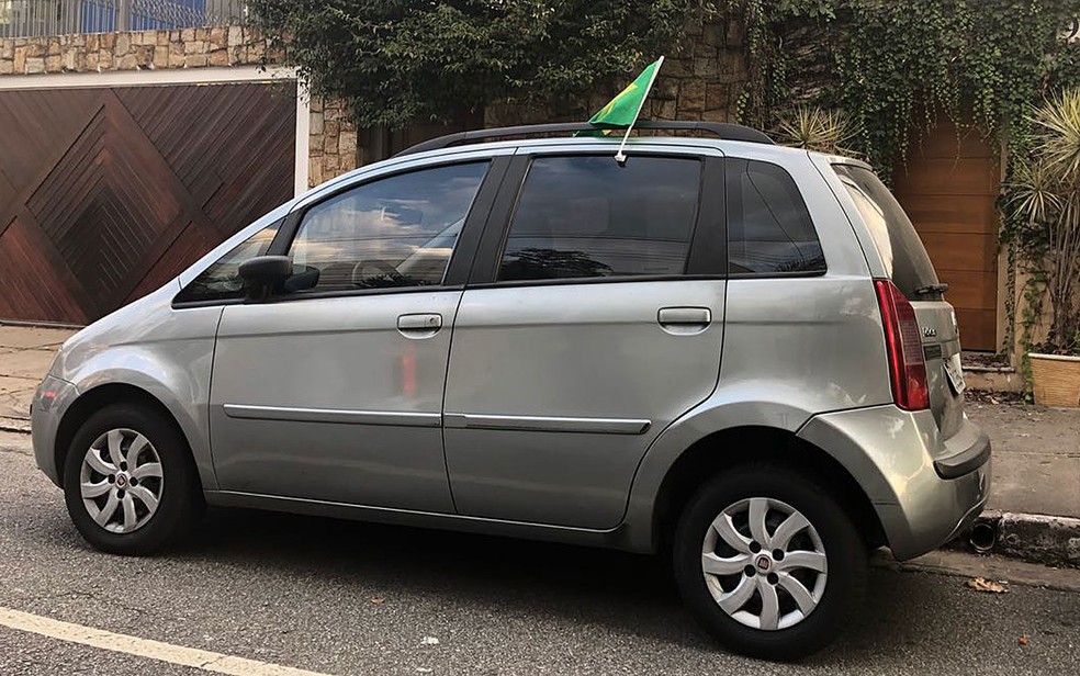Carro enfeitado com bandeira do Brasil em São Paulo (Foto: Kleber Tomaz)