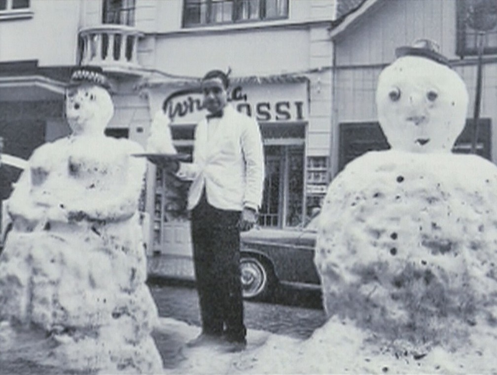 Garçom brinca com "garrafa de gelo" em nevasca histórica que atingiu o RS em 1965 — Foto: Cedoc/RBS TV
