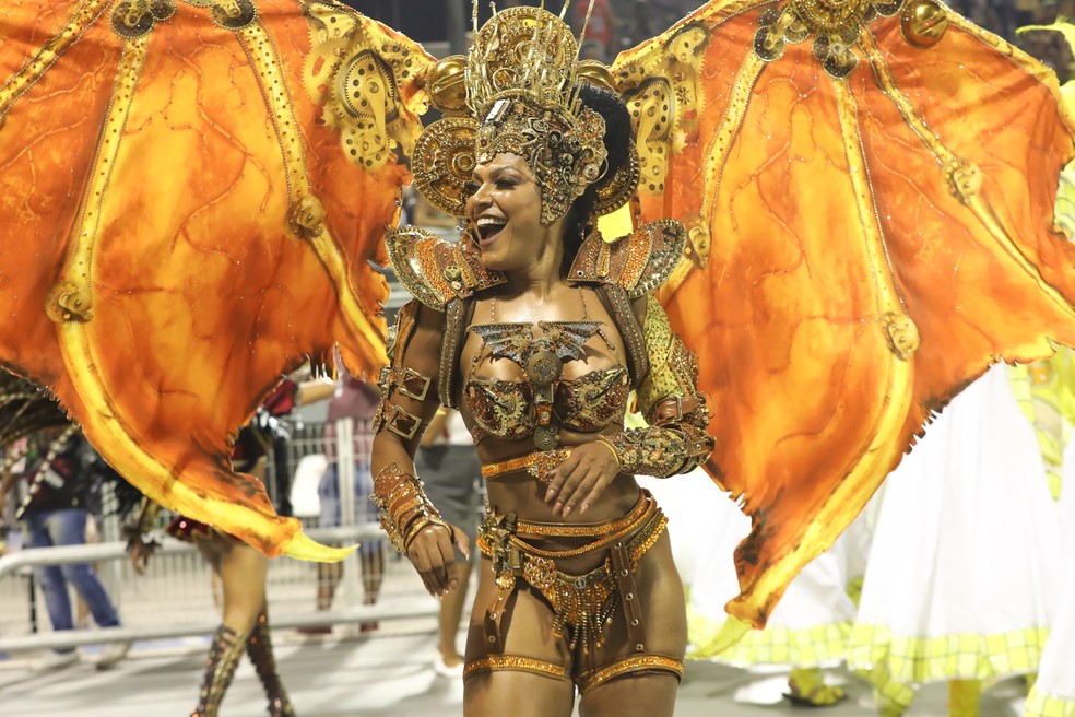 Simone Sampaio durante Desfile das Campeãs da Dragões da Real em 2019 — Foto: Celso Tavares/G1