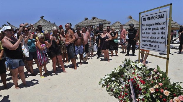 Homenagens à turistas mortos após atentado em hotel localizado em praia da Tunísia (Foto: Agência EFE)