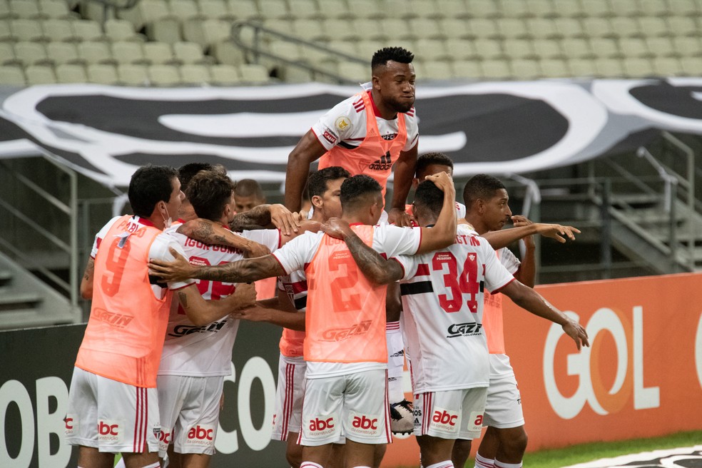Elenco do São Paulo comemora o gol desta noite de domingo — Foto: Kely Pereira/AGIF