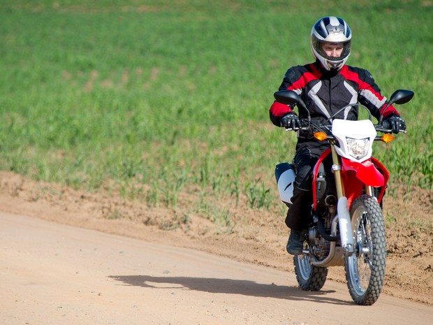 Honda CRF 250L é moto de trilha que deve potência no asfalto - 31/05/2013 -  UOL Carros