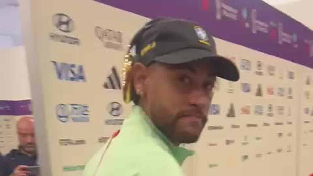 Neymar deixa o estdio mancando aps vitria do Brasil na estreia da Copa