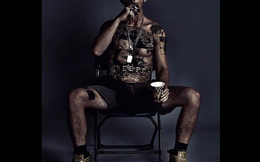 Atores de filmes que tem tatuagem de verdade Diretor Revela Que Shia Labeouf Fez Tatuagem De Verdade No Peito Para Novo Filme Monet Filmes