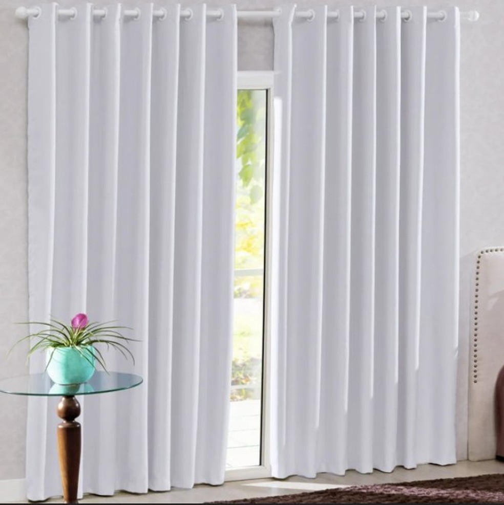 A cortina branca, da Admirare, é feita com tecidos corta luz e seu material mantém temperatura do ambiente (Foto: Reprodução / Amazon)