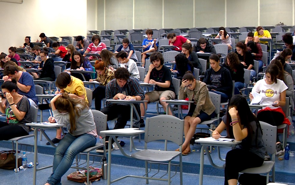 Candidatos fazendo provas (Foto: Reprodução/EPTV)