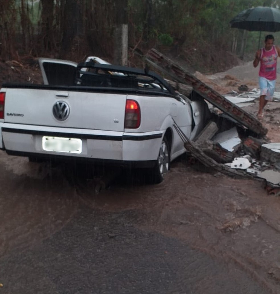 Muro cai sobre carro na manhã desta quinta-feira (9) em Natal — Foto: Redes sociais
