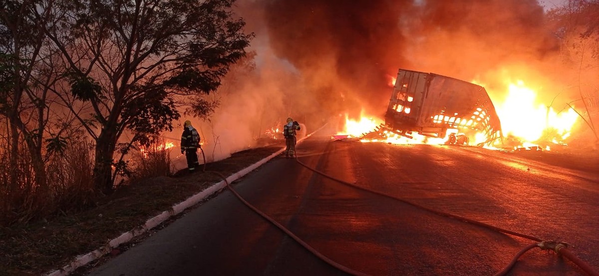 Motoristas morrem carbonizados em acidente na BR-251