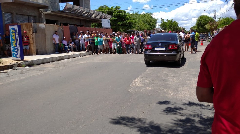 Per&iacute;cia foi &agrave; rua Rodrigues Alves em Mossor&oacute;, na manh&atilde; deste s&aacute;bado (1&ordm;), e isolou cena do crime para in&iacute;cio das investiga&ccedil;&otilde;es &mdash; Foto: Hugo Andrade/Inter TV Costa Branca