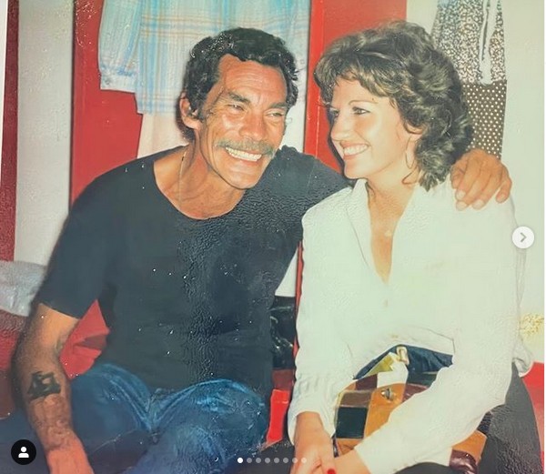Gache Rivera com Ramón Valdés (Seu Madruga) nos bastidores de um espetáculo do elenco de Chaves na Venezuela no fim dos anos 70 (Foto: Instagram)