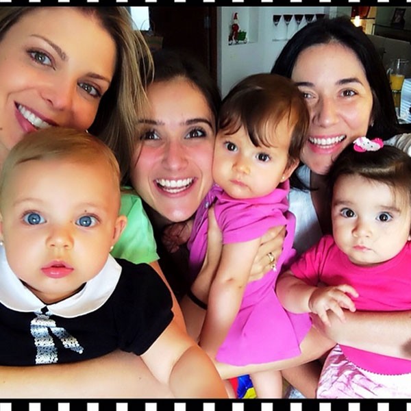 Sheila Mello, a filha, Brenda, e amigas (Foto: Reprodução/Instagram)