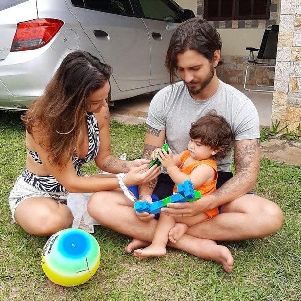 Laura Keller, o filho, Jorge Emanuel, e o novo namorado, Gustavo Saad (Foto: Reprodução / Instagram)