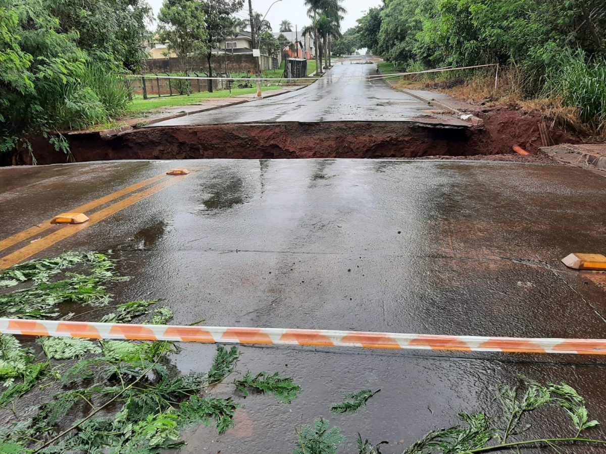 VÍDEO: cratera com cerca de 10 metros se abre e via é interditada após chuvas em cidade de MS