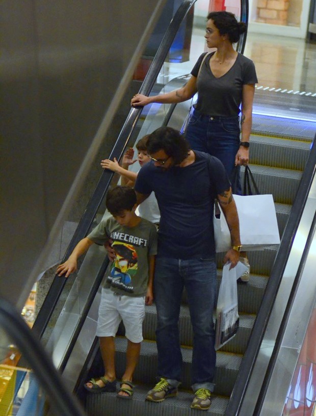 Juliano Cazarré e a família passeando em um shoppingo do Rio de Janeiro (Foto: AgNews)