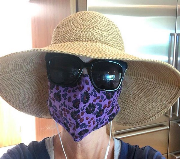 A atriz Lisa Kudrow em foto recente compartilhada nas redes sociais, com o rosto protegido contra o coronavírus (Foto: Instagram)