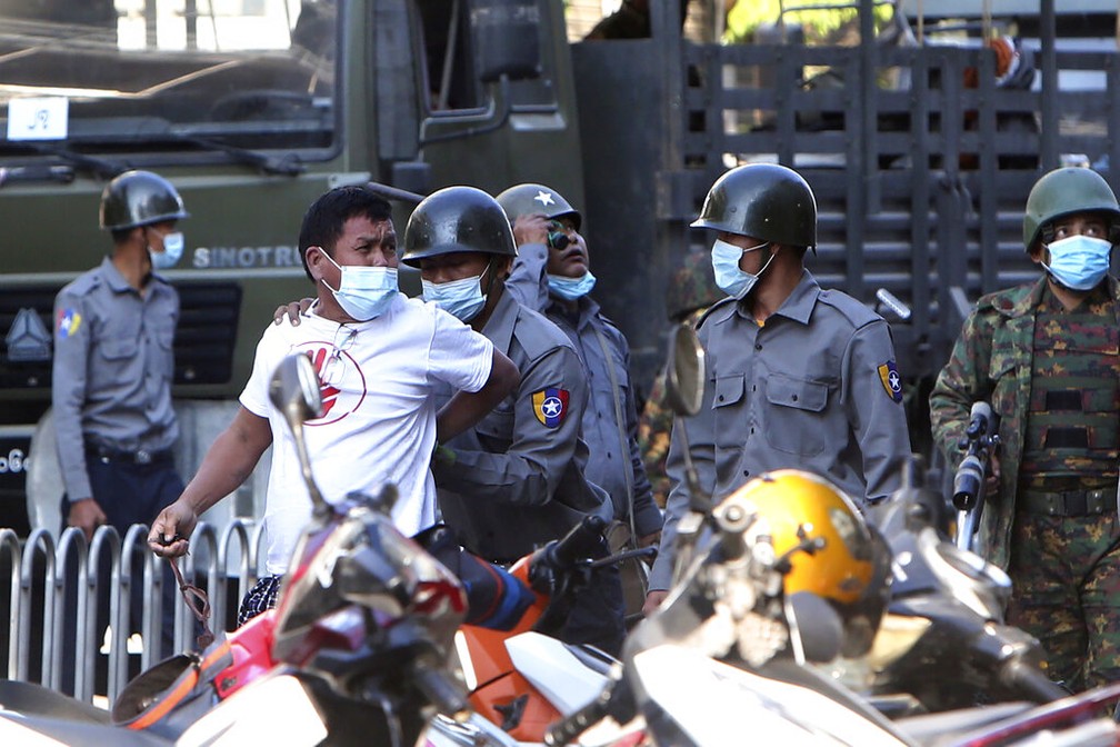 Homem é detido durante protesto contra golpe militar em Mianmar nesta segunda-feira (15) em Mandalay — Foto: AP Photo