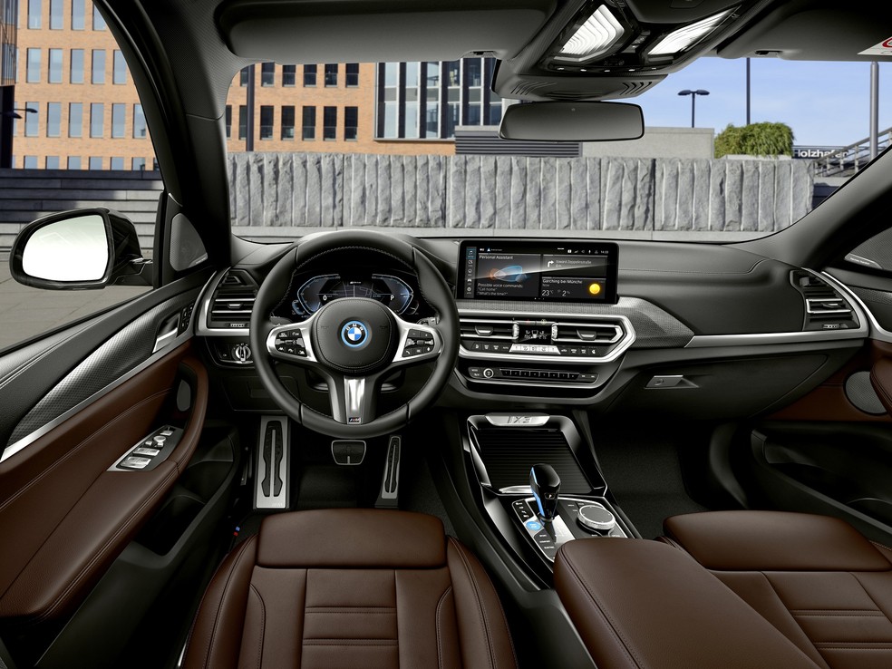 BMW iX3 tem interior com tela digitais e vem com uma grande lista de equipamento de série — Foto: Divulgação