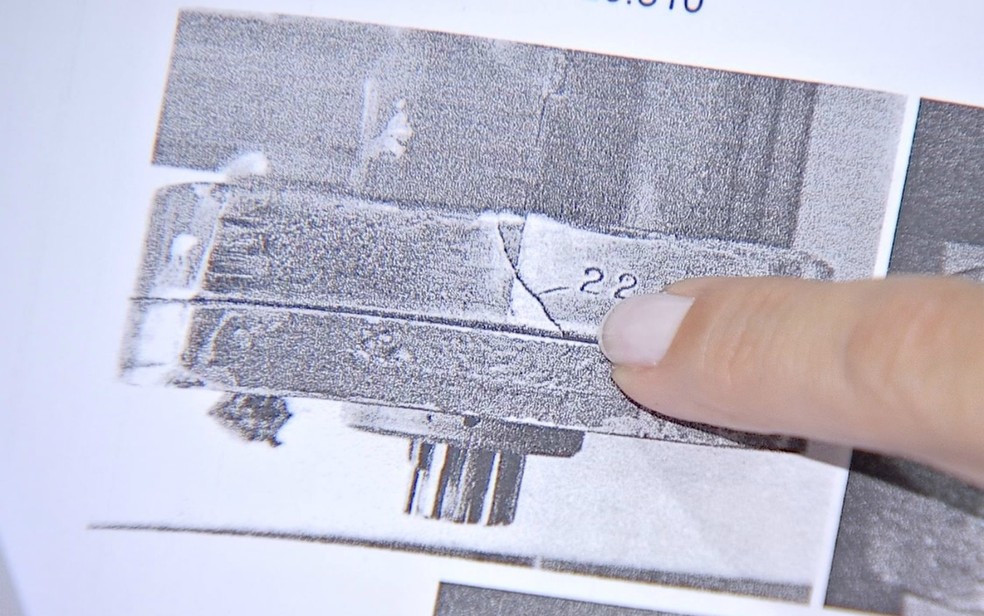 Delegada mostra que número de série de uma peça foi adulterado (Foto: Reprodução/TV Morena)