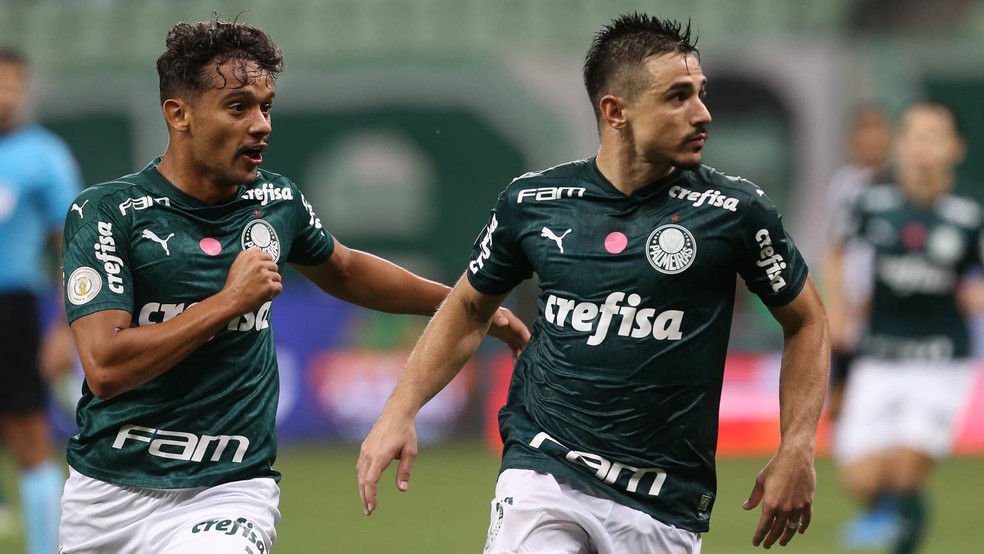O meia Gustavo Scarpa e o atacante Willian comemoram gol do Palmeiras contra o Ceará em partida do Campeonato Brasileiro de 2020 — Foto: Cesar Greco/Agência Palmeiras