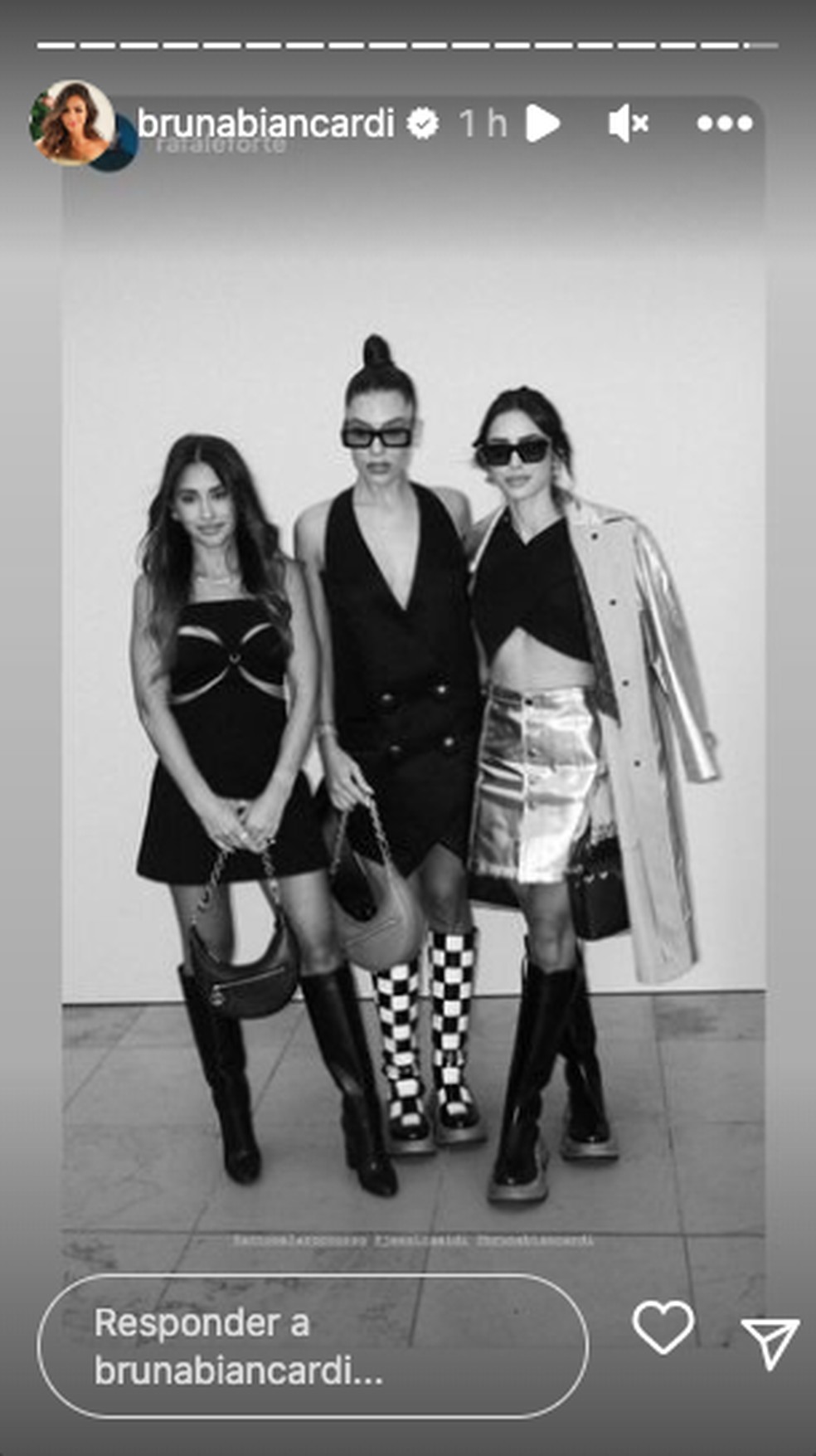 Bruna Biancardi, Antonella Roccuzzo e Jessica Aidi posam juntas em