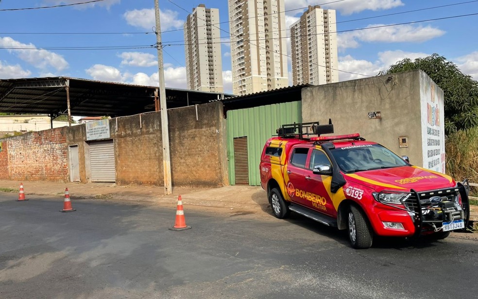 Bombeiros isolam rua após denúncia de que moradora estaria guardando material químico ou radiológico em Anápolis, Goiás — Foto: Adriel Morais/TV Anhanguera