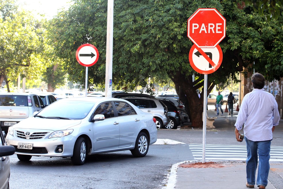 Sinalização de trânsito em via do Setor Comercial Sul, em Brasília. (Foto: Toninho Tavares/Agência Brasília)