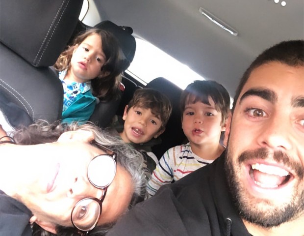 Pedro Scooby e os filhos, Dom, Liz e Bem (Foto: Reprodução / Instagram)