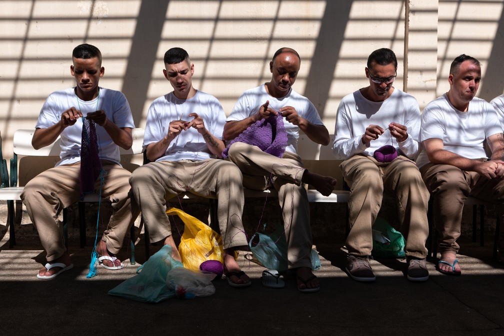 Detentos fazem peças em crochê momentos antes do desfile na penitenciária Adriano Marrey, em Guarulhos (SP) — Foto: Marcelo Brandt/G1
