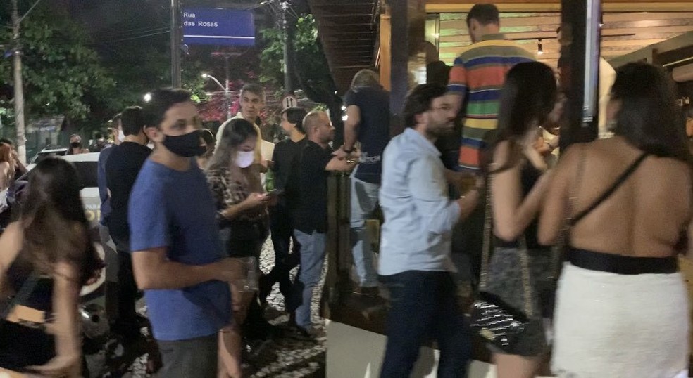 Aglomeração em bar no bairro da Pituba causou interdição do estabelecimento — Foto: Sedur/ Divulgação