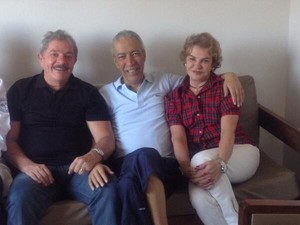 Marcelo Déda recebe a visita de Lula e Marisa em São Paulo (Foto: Reprodução/Twitter)